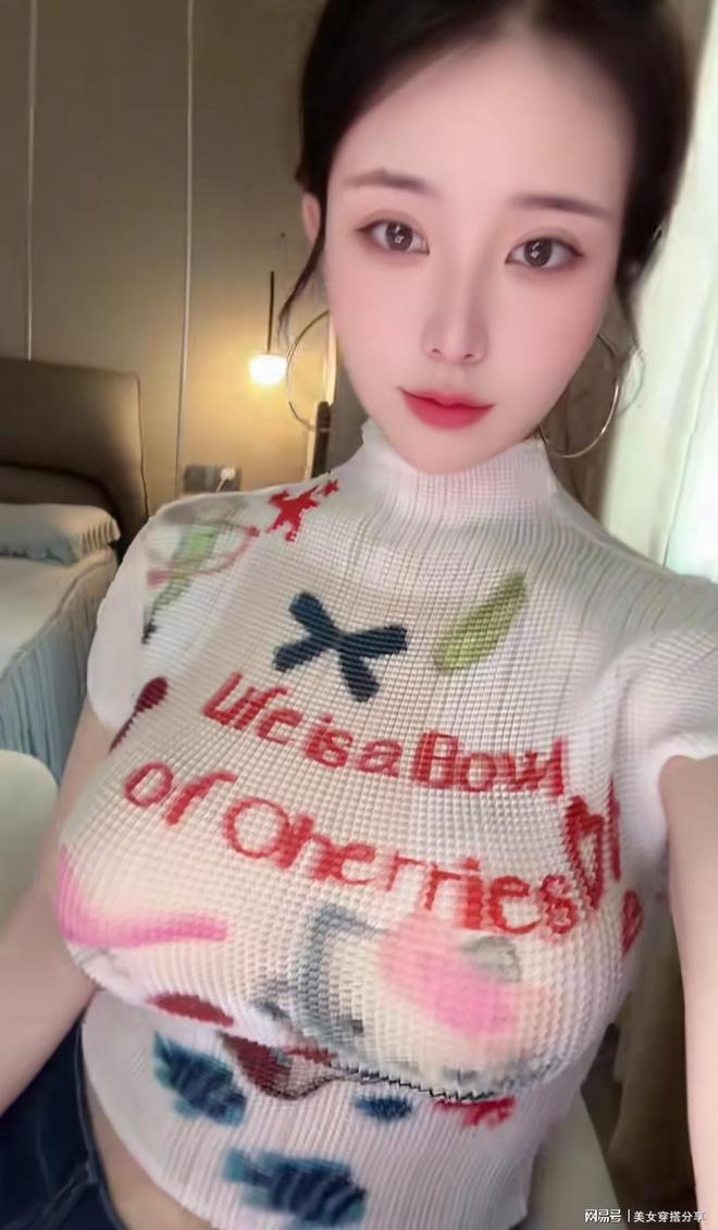 时尚又有气质的高领针织紧身体恤