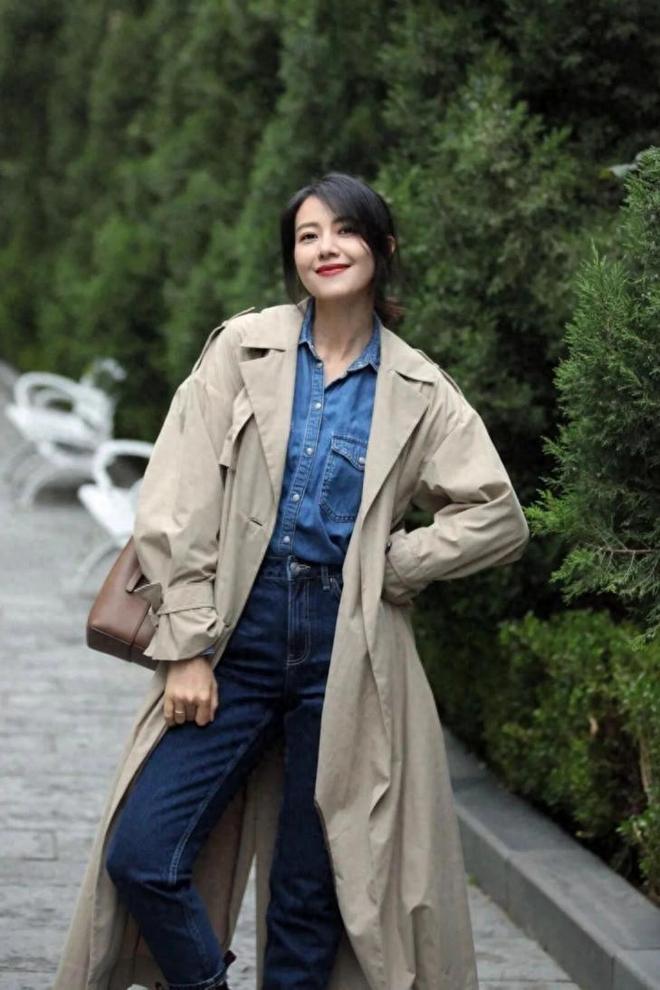 看了45岁高圆圆的穿搭我悟了:风衣不配半身裙、短靴才更洋气